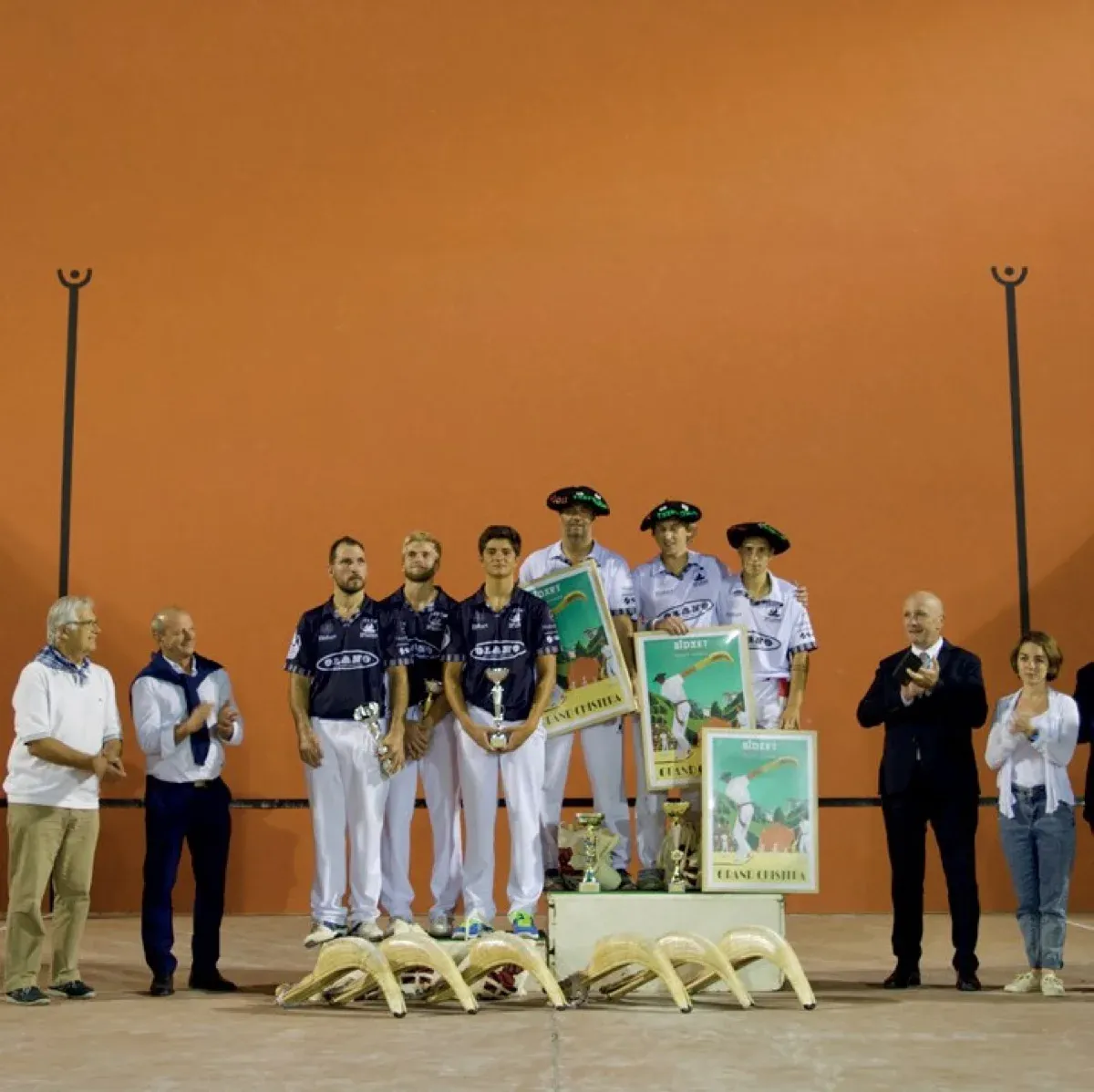 Entrega de título — equipo de la Kostakoak
